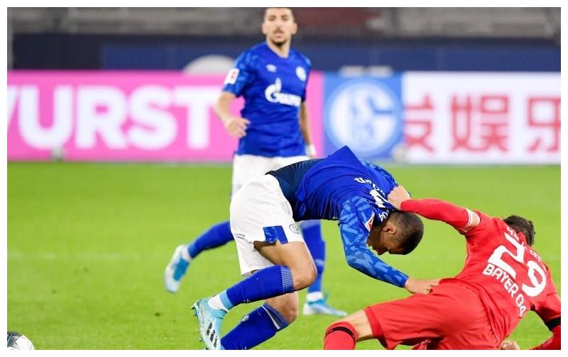 包含沙尔克队在客场憾负，暂时停滞在德甲积分榜第六的词条