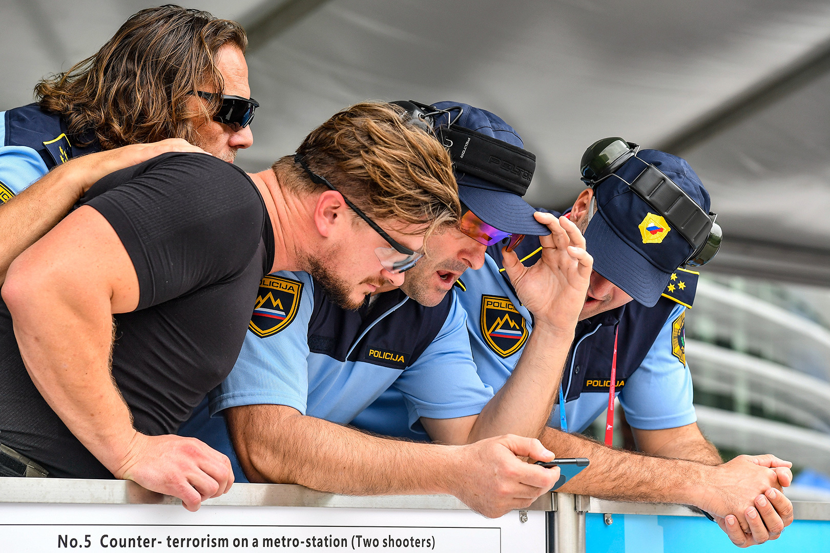 关于丹麦射击选手在手枪比赛中取得多项胜利的信息