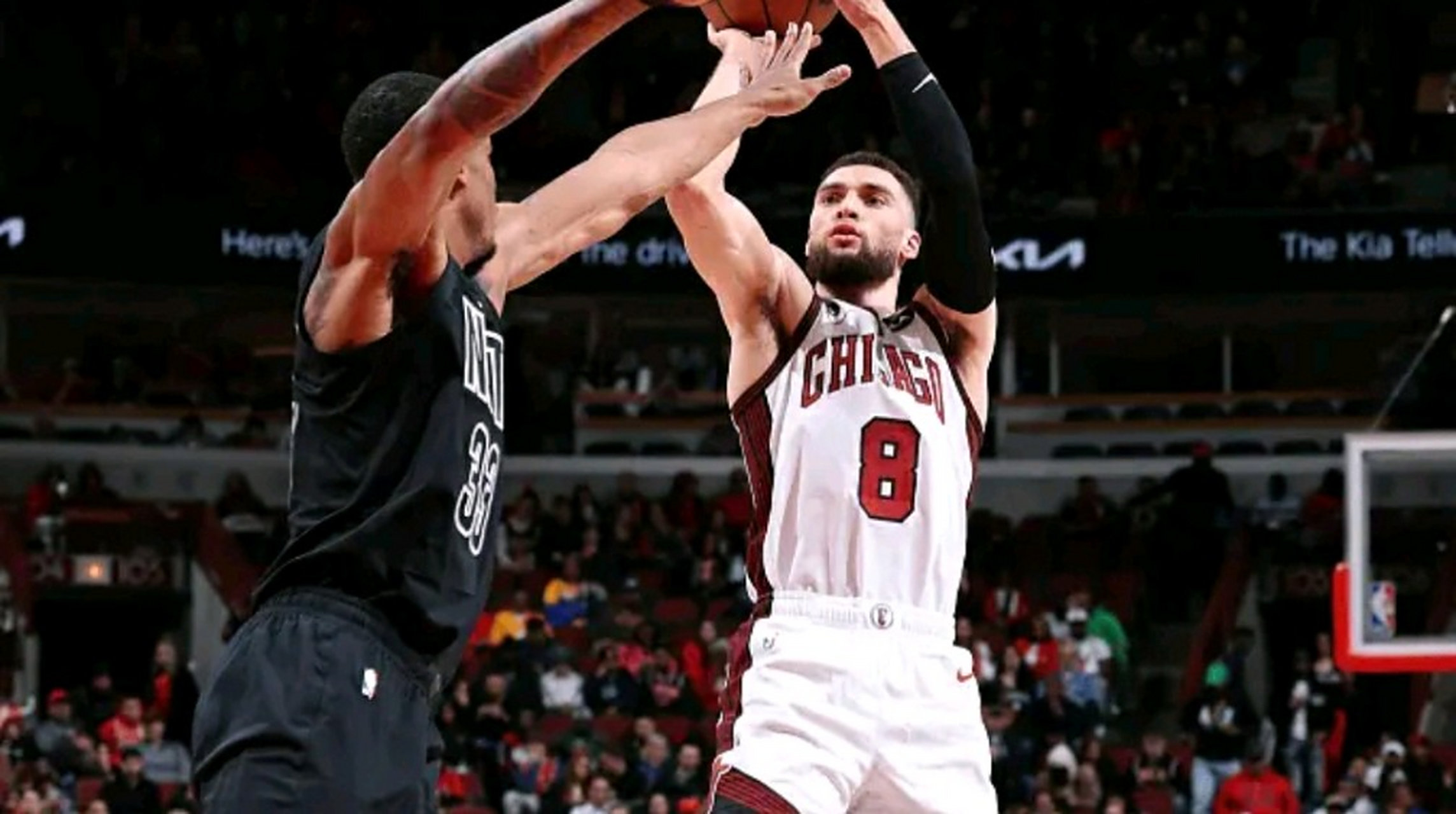 公牛主场告负尼克斯，拉文努力发挥遭遇困境的简单介绍