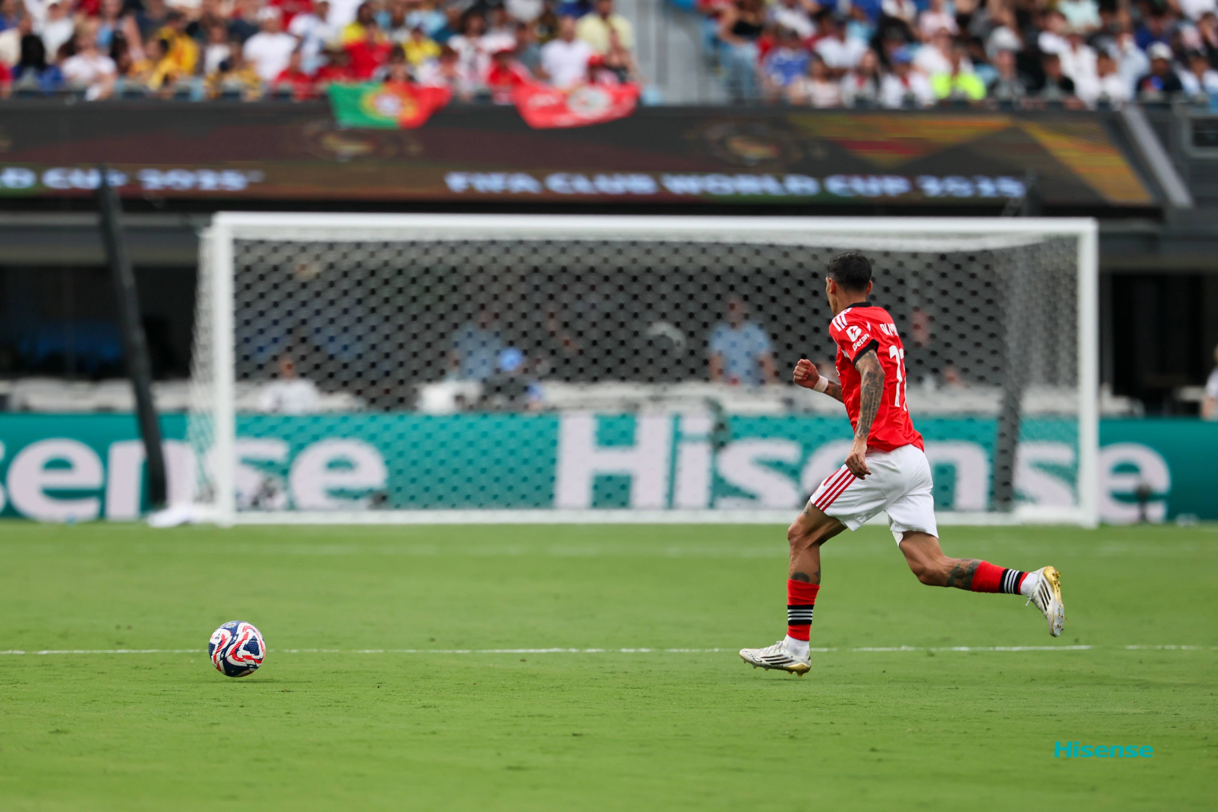 比赛中球场意外事件发生，暂时中断比赛