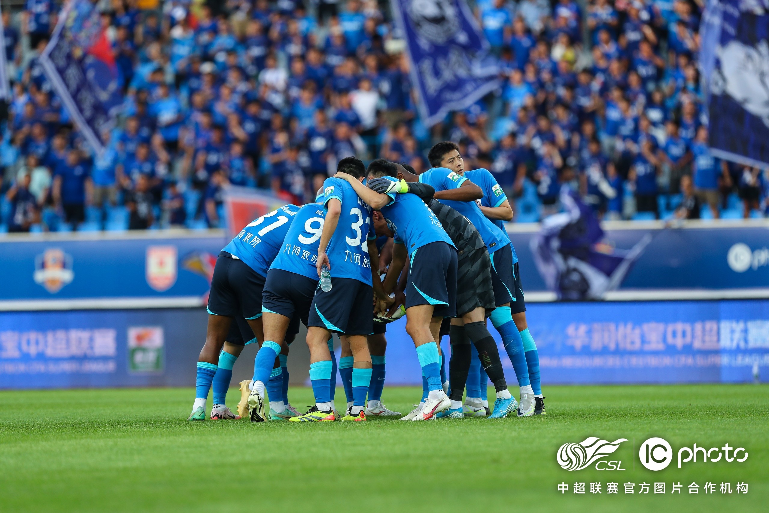 冠军之争正酣，球场上的争夺让人眼花缭乱